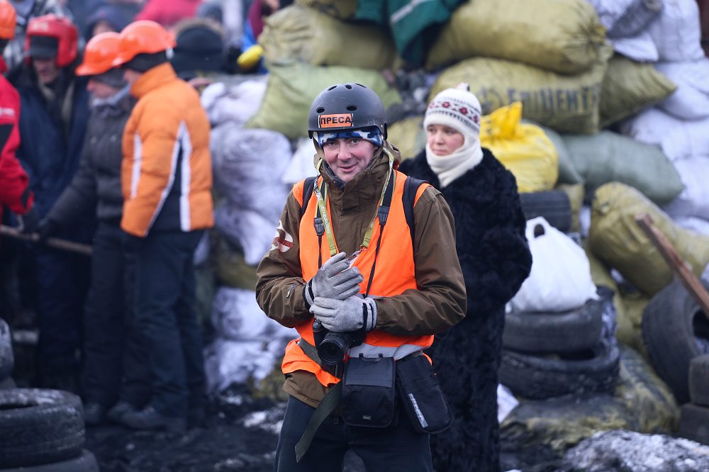 Der ukrainische Fotojournalist Jeka Kotenko im Einsatz. Ohne Helm und weitere Schutzkleidung wäre der Einsatz sehr gefährlich. / Hanna Hrabarska , n-ost