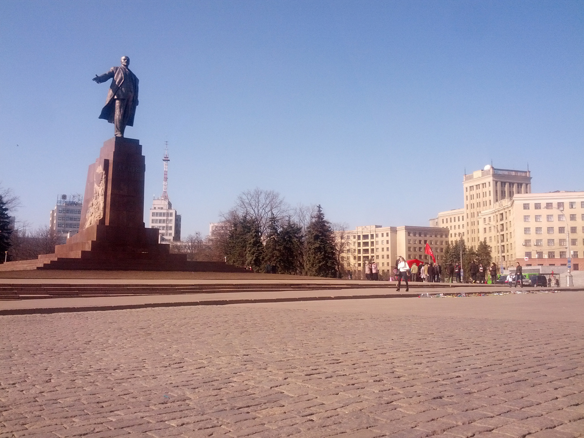 Das Lenin-Monument am Freiheitsplatz in Charkow im März 2014. Vergangenen September wurde das Denkmal heruntergerissen. Foto: Moritz Gathmann