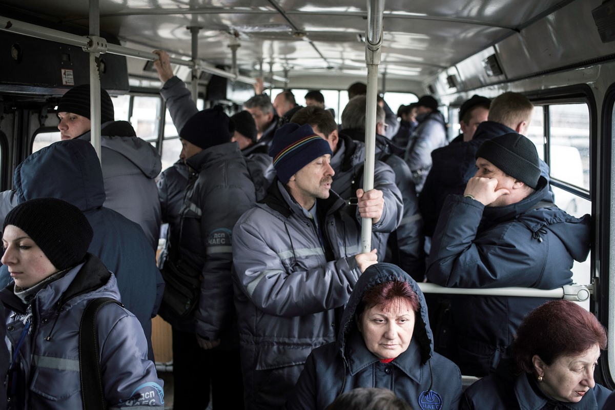 Auf dem Weg ins Werk: Die Menschen, die heute die Folgen des Unfalls vor 29 Jahren beseitigen, sehen in der Atomkraft trotz allem eine Perspektive. / Foto: Florian Bachmeier, n-ost