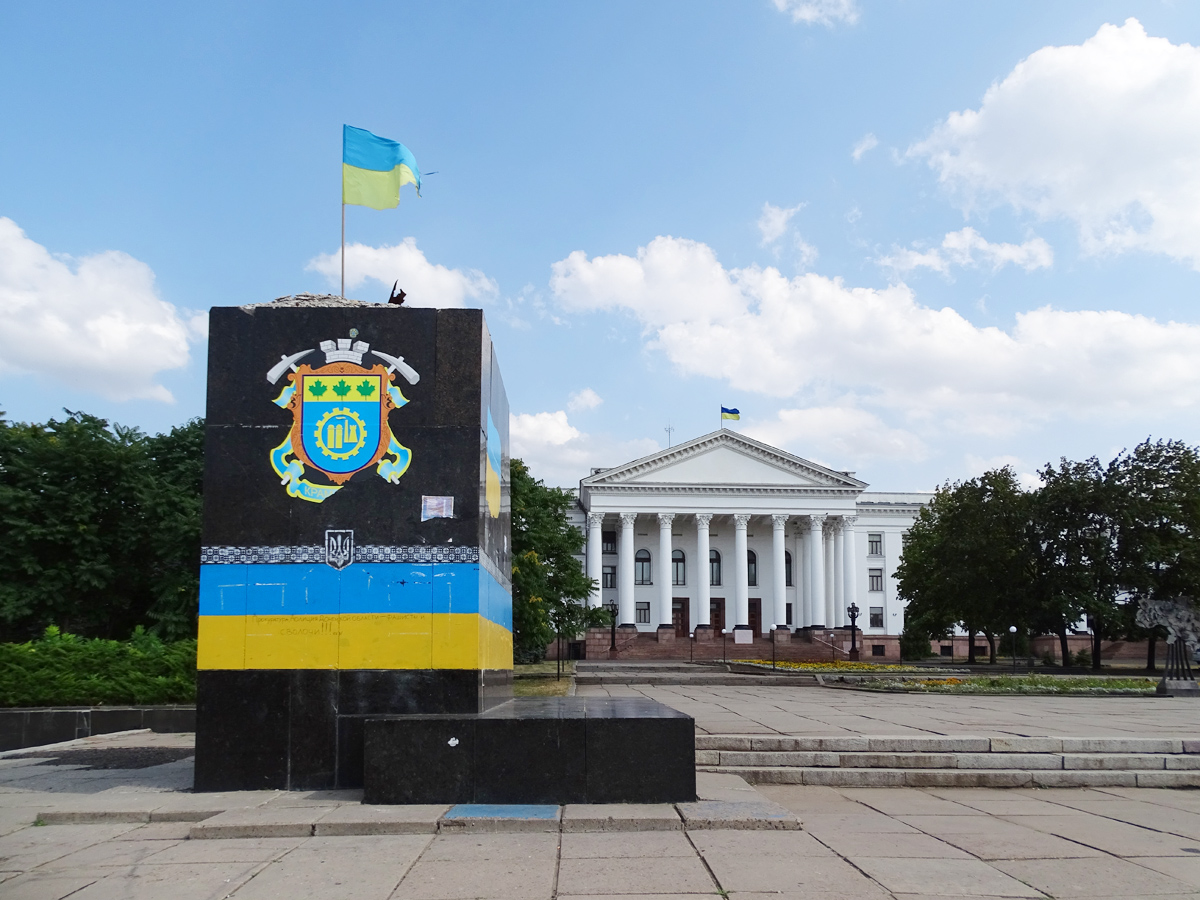 In Kramatorsk weht auf dem Sockel des ehemaligen Lenindenkmals die ukrainische Nationalflagge. / Foto: Simone Brunner, n-ost