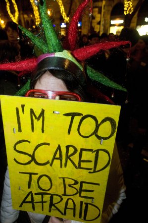 &quot;Too scared to be afraid&quot;: Proteste gegen Orban / Martin Fejer, n-ost, Est&amp;Ost