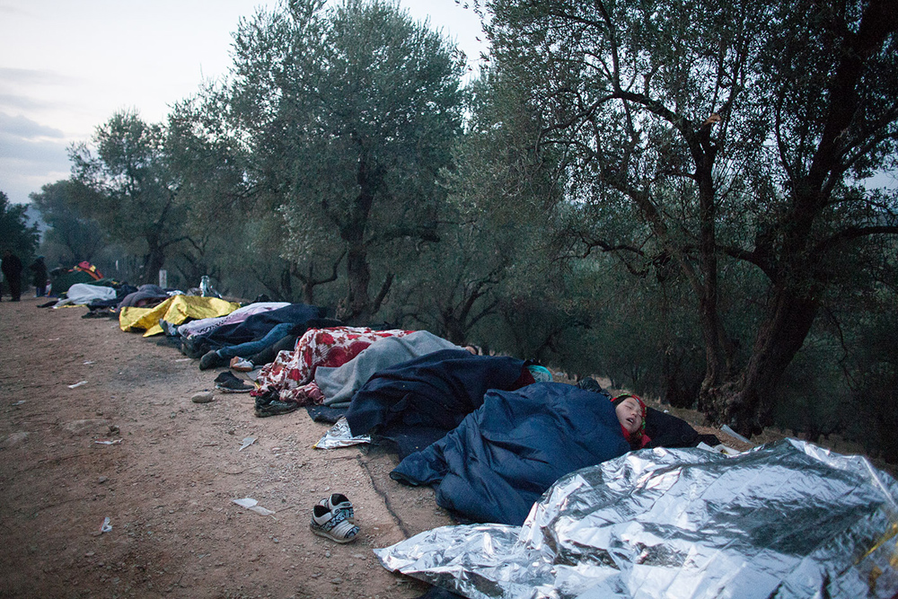 Obdachlose Flüchtlinge müssen vor dem EU-Hotspot Moria auf der Insel Lesbos in der Kälte ausharren. / Foto: Salinia Stroux, n-ost