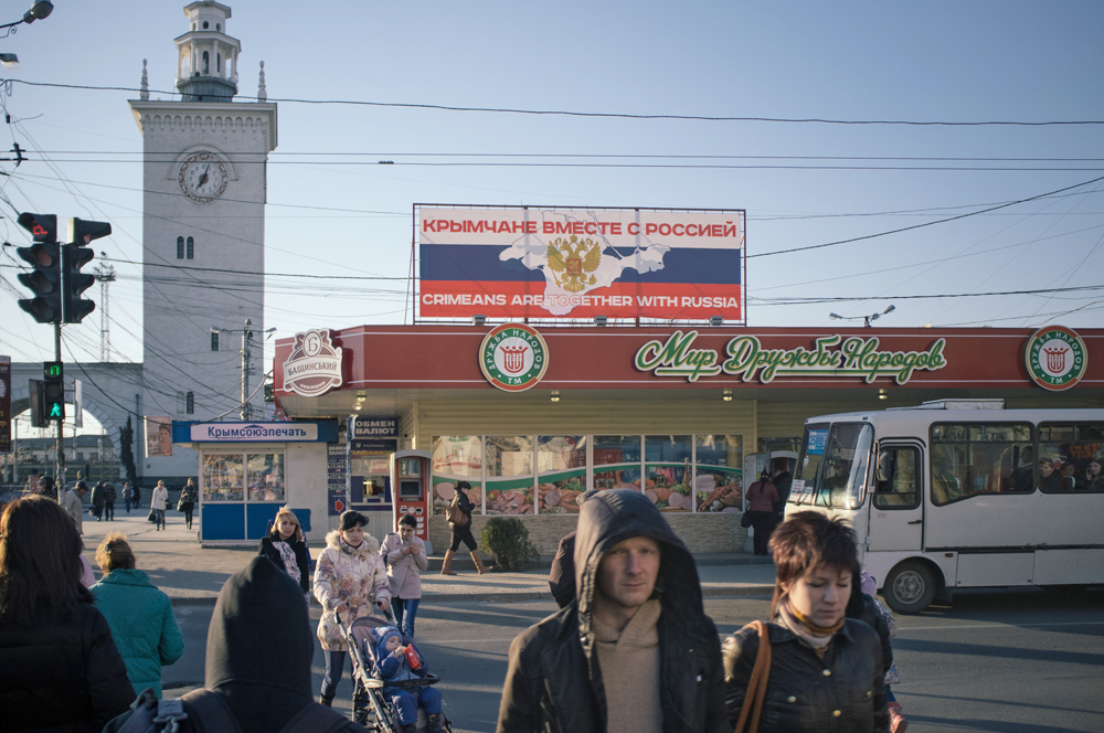 „Die Bewohner der Krim, zusammen mit Russland“, steht auf dem Plakat am Bahnhof in Simferopol. Am 16. März jährt sich das Referendum auf der Halbinsel zum ersten Mal. / Foto: Ramin Mazur, n-ost