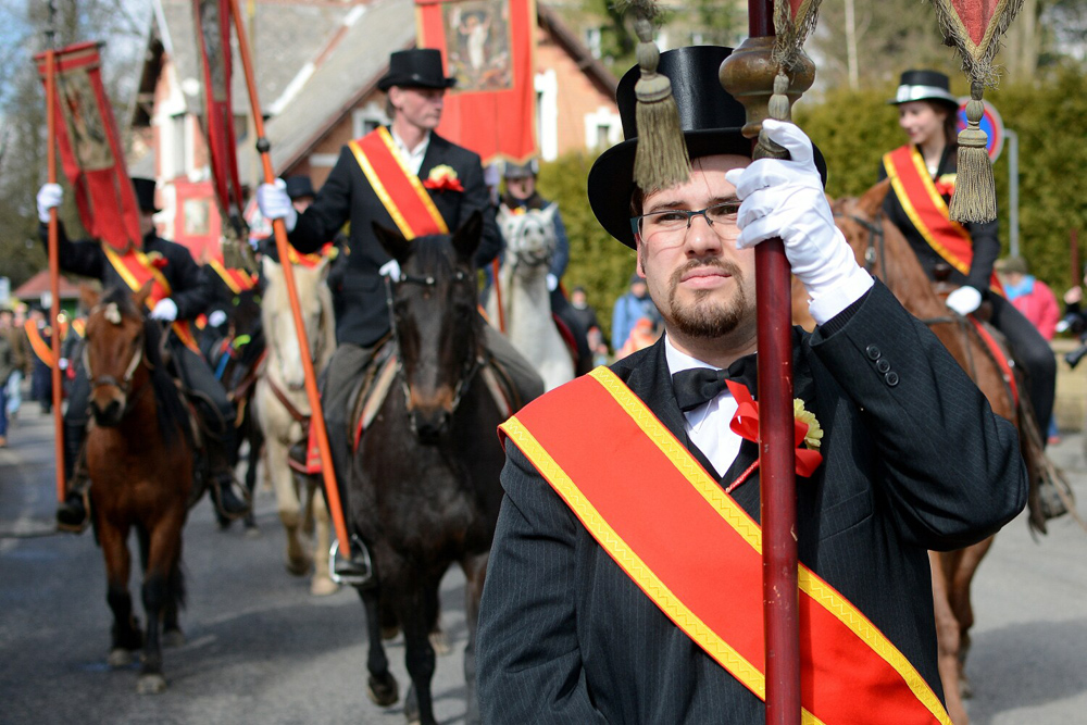 Eine alte Tradition lebt wieder auf: Die Osterreiter-Prozession in Nixdorf. / Foto: Michal Safus, n-ost