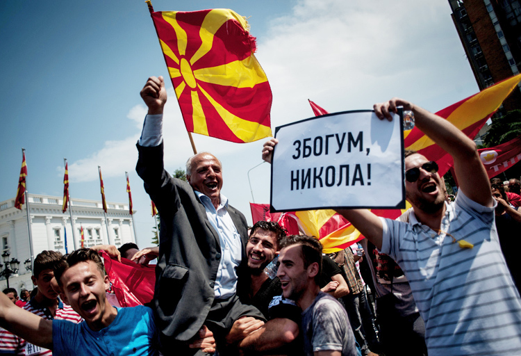 „Tschüss, Nikola“: Gute Laune trotz angespannter Stimmung - am Sonntag demonstrierten in Skopje 40.000 Menschen gegen die Regierung. / Foto: Borislav Troshev, n-ost
