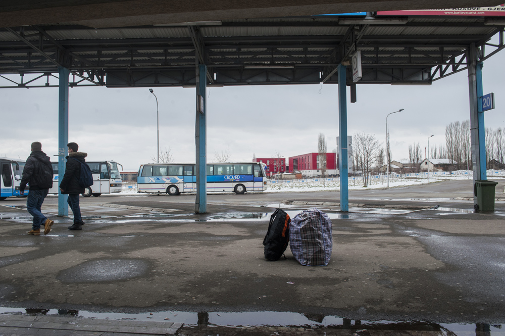 Anfang 2015 flohen bereits Massen vor Verarmung und Arbeitslosigkeit aus dem Kosovo. Ihr Weg begann meist am Busbahnhof in Prishtina und führte über Belgrad nach Mitteleuropa. / Foto: Armend Nimani, n-ost