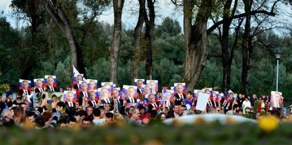 Putinplakate anläßlich des Besuches im Herbst letzten Jahres in Belgrad. / Kamerades, n-ost