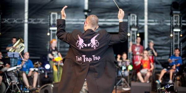 Sozialpädagoge und Kapellmeister Simon Ornest dirigiert "The Tap Tap" während eines Auftritts auf dem Festival "Colors of Ostrava 2013 / Björn Steinz, n-ost