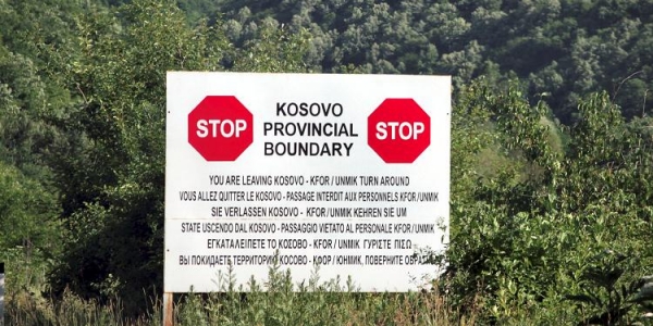 Die kosovarisch-serbische Grenze wird von den Serben im Kosovo als reine Verwaltungsgrenze verstanden, ab dem 10.12.2012 stehen hier jedoch richtige Grenzposten / Matthias Schumann, n-ost