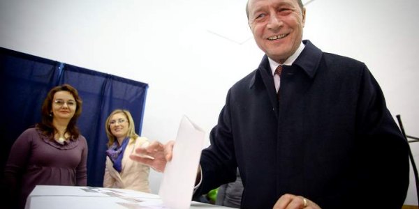 Präsident Traian Basescu bei der Stimmabgabe / George Popescu, n-ost