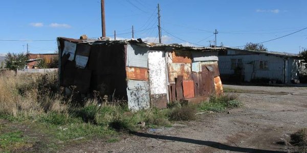 Viele Menschen in Gyumri leben auch 25 Jahre nach dem Erdbeben in Notunterkünften oder halb zerstörten Häusern. / Christoph Kersting, n-ost