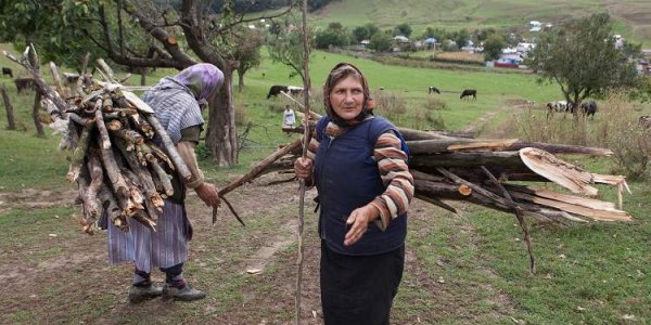 Mit der Mistgabel gegen die Chevron-Arbeiter: Elisabeta Preda aus dem ostrumänischen Dorf Bacesti / George Popescu, n-ost