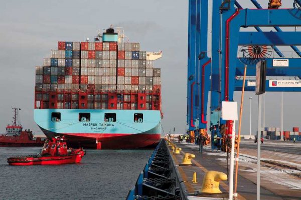 Containerschiff im Hafen von Danzig Foto: portgdansk (n-ost)