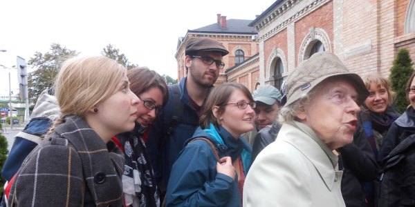 Die polnische Kunsthistorikerin Ewa Chojecka während eines Stadtrundgangs vor dem Hauptbahnhof in Bielsko-Biała / Ariane Afsari