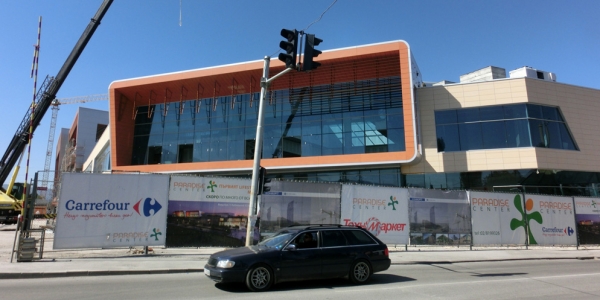 In Bulgarien gibt es einen regelrechten Bauboom, hier ein neues Einkaufszentrum in Sofia / Frank Stier, n-ost