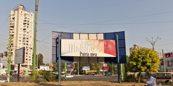 Das Schild mit dem Schriftzug&nbsp; „Moldau, meine Heimat“ in Chisinau verbleicht in der Sonne:&nbsp; Immer mehr Menschen verlassen die Republik Moldau / Dagmar Gester, n-os 