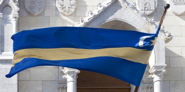 Nachdem rumänische Behörden die symbolische Flagge der ungarischen Minderheit im Landkreis Covasna aus einem Amtsraum entfernt hatten, hisste die ungarische Reierung sie auf dem Parlamentsgebäude in Budapest  / Daniel Kaldori, n-ost