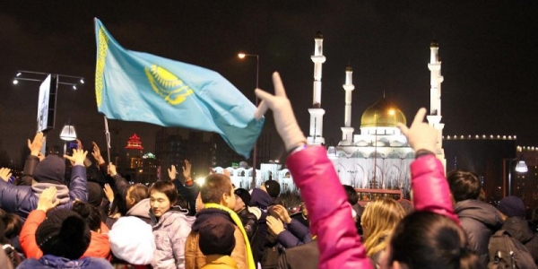 Vor dem Stadion in Astana hoffen die kasachischen Fans auf ein kleines Wunder / Peer Teschendorf, n-ost