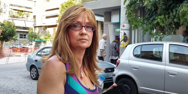„Ich glaube, dass die Rentner mit 60 Euro täglich ganz gut durchkommen“ sagt diese Athenerin. / Foto: Salinia Stroux, n-ost