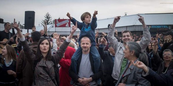 Bürgerforum-Teilnehmer protestieren vor dem Staatspräsidium in Sarajevo gegen die Regierung / Krsto Lazarevic, n-ost