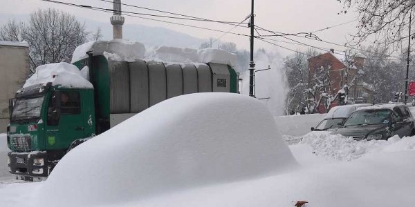 Autos versunken im Schnee / Falko Wittig, n-ost