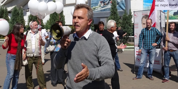 Anatol Ljabedska von der&nbsp;„Vereinigte Bürgerpartei“ ruft in Minsk zum Boykott der Wahlen auf. / Foto: Simone Brunner, n-ost