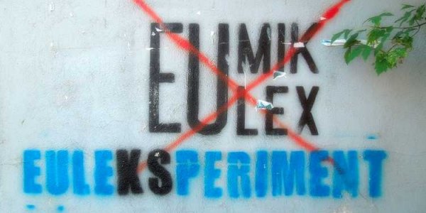 „EULEX und UNMIK sind ein Experiment“: Das Graffito im albanischen Teil Kosovos kritisiert die beiden internationalen Institutionen im Kosovo / Hubert Beylere, n-ost