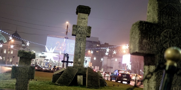 Denkmäler erinnern in Bukarest an die „Helden der rumänischen Revolution“, die zum Sturz Ceausescus führte. / Mihai Stoica, n-ost