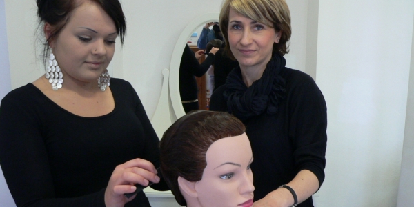 Karolina Krawczyk lernt bei Wislawa Heydel-Waberska das Friseurhandwerk.