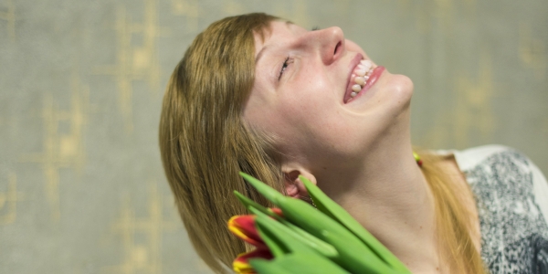 Liisi Mölder hat sich diesmal selbst Blumen zum Frauentag gekauft / Fabian Weiß, n-ost