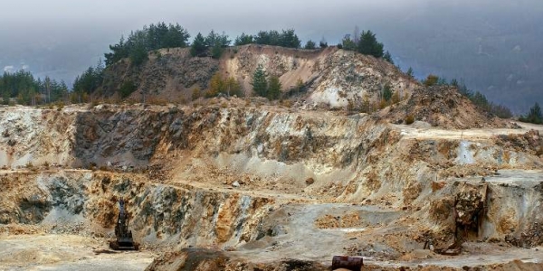 Der ehemalige Tagebau in Rosia Montana soll wieder eröffnet werden mit all den negativen Folgen für die Umwelt / Martin Fejer, est&amp;ost