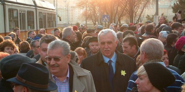 Ungarn protestieren mit Davidsternen gegen antisemitsche und rassistische Propaganda / Gabi Valaczkay, n-ost