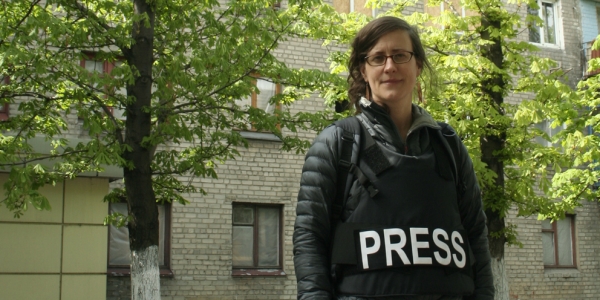 Mit Splitterschutzweste im Gepäck: Jutta Sommerbauer während einer ihrer Recherchereisen im Mai 2015 in Debalzewe. / Foto: privat