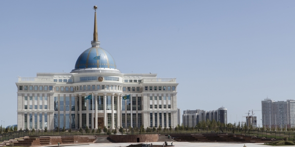 Präsidentenpalast in Astana / Nils Bröer, n-ost
