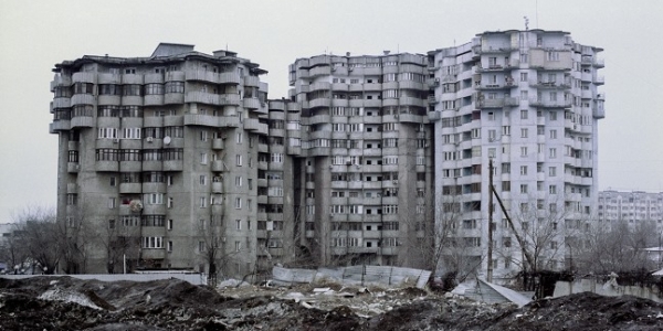 In den grauen Vororten der Stadt Almaty ist es schnell vorbei mit dem Hochglanzbild einer modernen Gesellschaft. / Foto: Nils Bröer, n-ost
