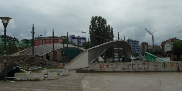 Barrikaden auf der Brücke in Mitrovica: Normalisierung sieht anders aus / Marijana Miljkovic, n-ost