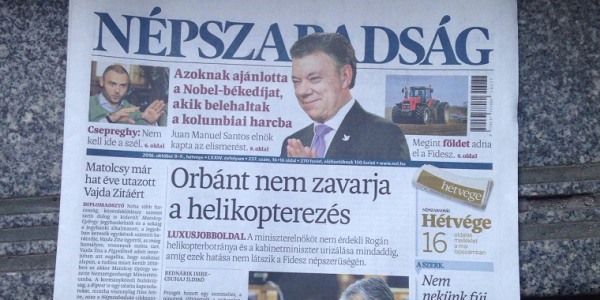 Die letzte gedruckte Ausgabe der Népszabság vom 8./9. Oktober. Der Aufmacher „Orbán stört die Helikoperei nicht“ bezieht sich auf die vom regierungskritischen Blatt kurz zuvor aufgedeckten Affäre um die privaten Hubschrauberreisen von Antal Rogán, Orbáns Kabinettschef. / Bildrechte: 444.hu