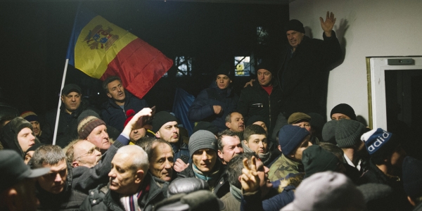 Am 20. Januar stürmten wütende Demonstranten das Parlamentsgebäude in Chisinau. / Foto Ramin Mazur, n-ost