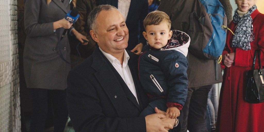 Igo Dodon macht kein Geheimnis daraus, dass er als Präsident zuerst nach Moskau fliegen würde. Hier kurz nach der Stimmabgabe beim ersten Wahlgang am 30. Oktober in Chisinau. / Foto: Ramin Mazur, n-ost