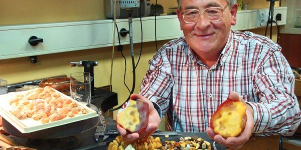 Zbigniew Strzelczyk fertigt in seiner Danziger Werkstatt seit 30 Jahren Schmuck. (Foto: Agnieszka Hreczuk, n-ost)