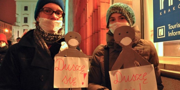 "Ich ersticke" - Demonstrantinnen mit Gasmaken in Krakau / Juliane Preiss, n-ost