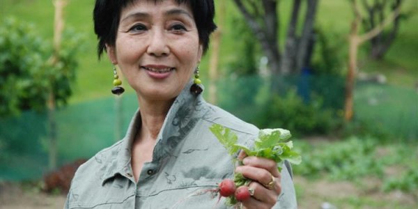 Akiko Miwa in ihrem Kräutergarten / Hartmut Ziesing, n-ost