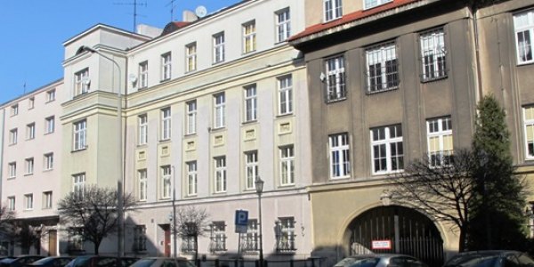 In dem weißen Haus (links) in der Groblastraße 14 in Posen lebte Angela Merkels Großvater / Marcin Rogozinski, n-ost