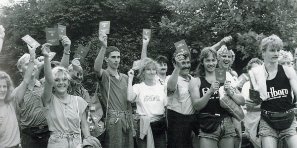 Hunderte von DDR-Bürgern überquerten während des Paneuropäischen Picknicks am 19. August 1989 ungehindert die Grenze von Ungarn nach Österreich. Eine Gruppe dieser Flüchtlinge posiert hier glücklich mit ihren neuen westdeutschen Reisepässen / Foto via http://bit.ly/UF1Rfq auf Wikipedia (CC BY-SA 3.0) 