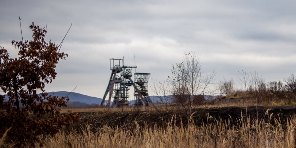 Der Förderturm einer stillgelegten Grube steht wie ein Denkmal in der Landschaft bei Walbrzych. Hier im Südwesten Polens lebten früher tausende Menschen vom Kohleabbau - jetzt wird die Kohle in anderen Regionen Polens gefördert. / Foto: Michael Biach, n-ost