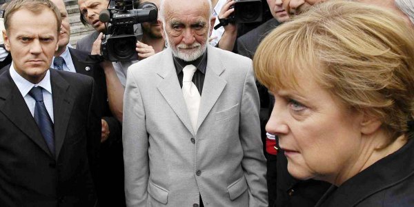 Das gute Verhältnis zwischen Polen und Deutschland ist immer wieder Schwankungen unterworfen. Hier Premier Tusk und Merkel 2005 beim gemeinsamen Gedenken an den Warschauer Aufstand / Jan Zappner, n-ost
