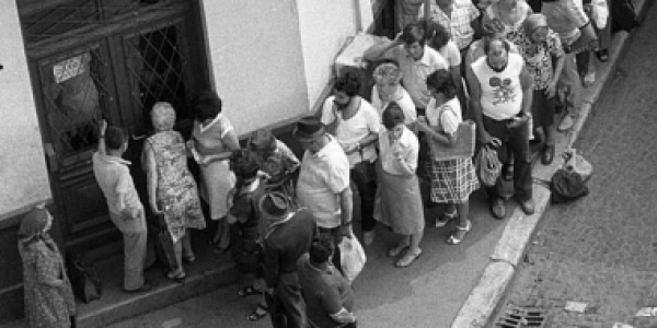 Schlange stehen nach Zucker, Bukarest, Mai 1982. Wer in der Ceausescu-Diktatur ein Bild einer Schlange abgelichtet hatte, musste mit einer Gefängnisstrafe rechnen. Der Bukarester Fotograf Andrei Pandele hat solche Fotos dennoch gemacht. Foto: Andrei Pandele 