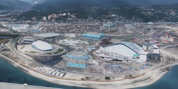 Aus der früheren Olympia-Baustelle in Sotschi wurde eine Formel-1-Baustelle: Auf der fertigen Rennstrecke soll am Wochenende der erste Formel-1-Grandprix auf russischem Boden stattfinden. 