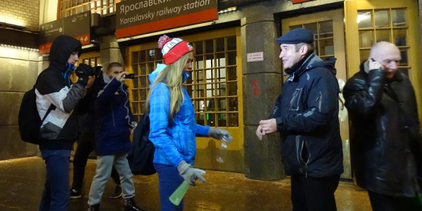 Mitglieder der kreml-treuen Jugendgang sprühen einem Raucher vor einer Metrostation in Moskau die Zigarette aus. Sie filmen die Situation, um sie dann im Internet zu zeigen. / Foto: Simone Brunner, n-ost