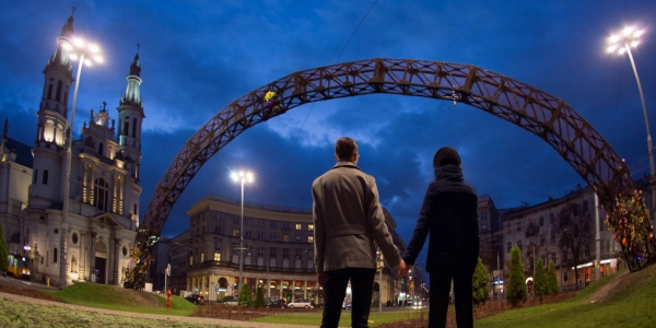 Die abgebrannte Regenbogenskulptur in Warschau. Vermutlich nationalistische Kräfte haben auf das Denkmal für Toleranz schon zweimal einen Brandanschlag verübt. / Marta Kusmierz, n-ost